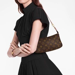 Louis  monogram mini pochette